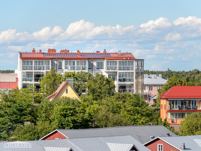 Hangon Majakka vartioi Villa Klippania, Piparkakkutaloa ja Villa Gretaa. Aurinkopaneelit erottuvat etellappeessa