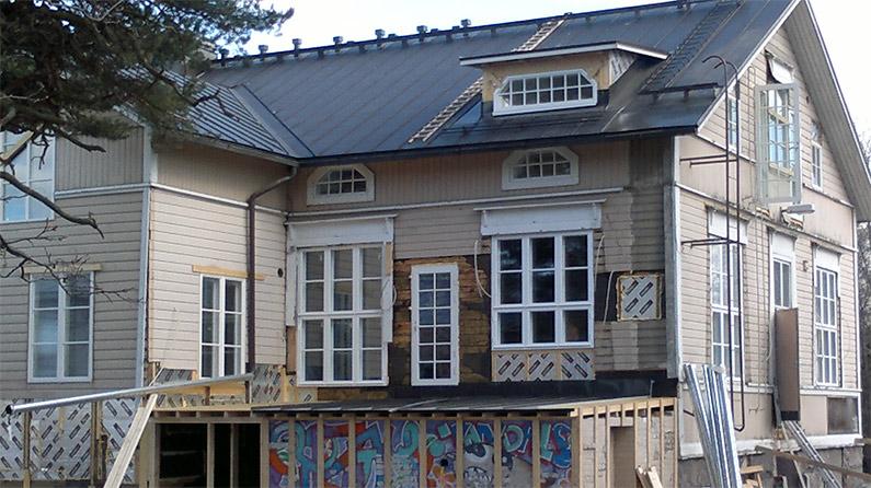 Piippu purettu, ikkunat palautettu, graffitit koolattu